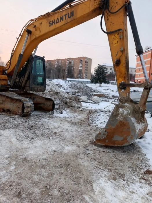 Наш полноповоротный экскаватор с ковшом на объекте